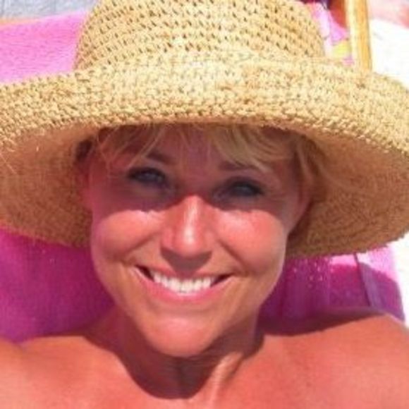 Meet your Posher, Gayle - Picture 1 of 1