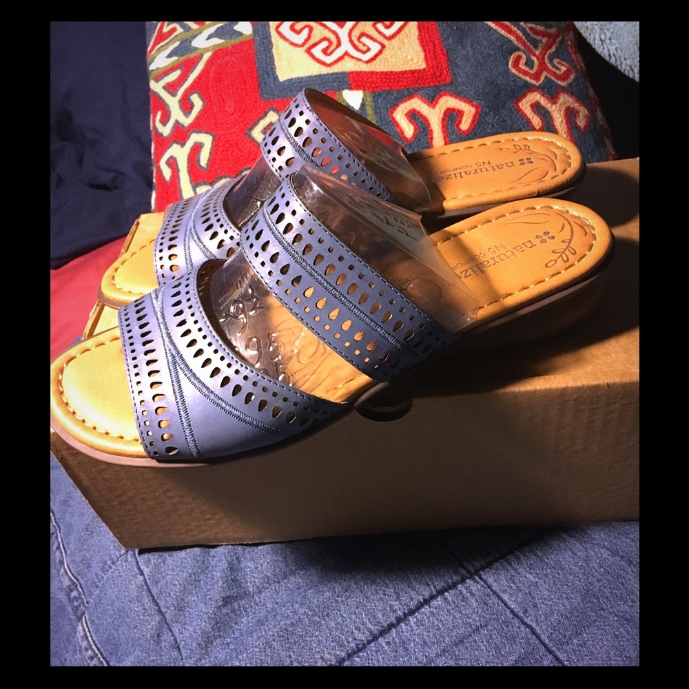 Brand new 9 Narrow Naturalizer sandals Reduced!