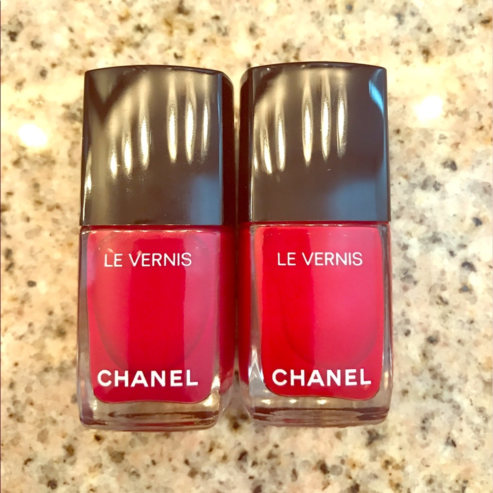 Two brand new auth Chanel nail lacquer!💅🏻