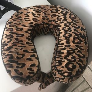 Leopard travel pillow ✈️
