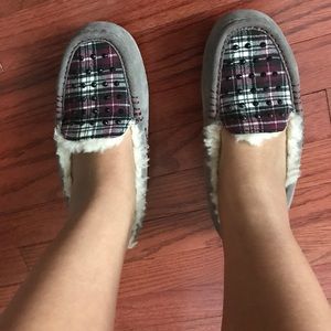 UGG slippers size 7 but runs small