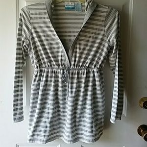 Maternity hooded long sleeve pull over size large