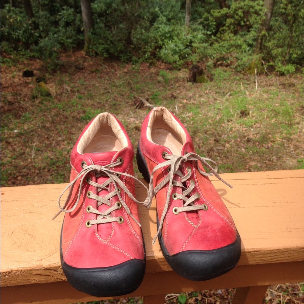 Keen red leather trail sneaker