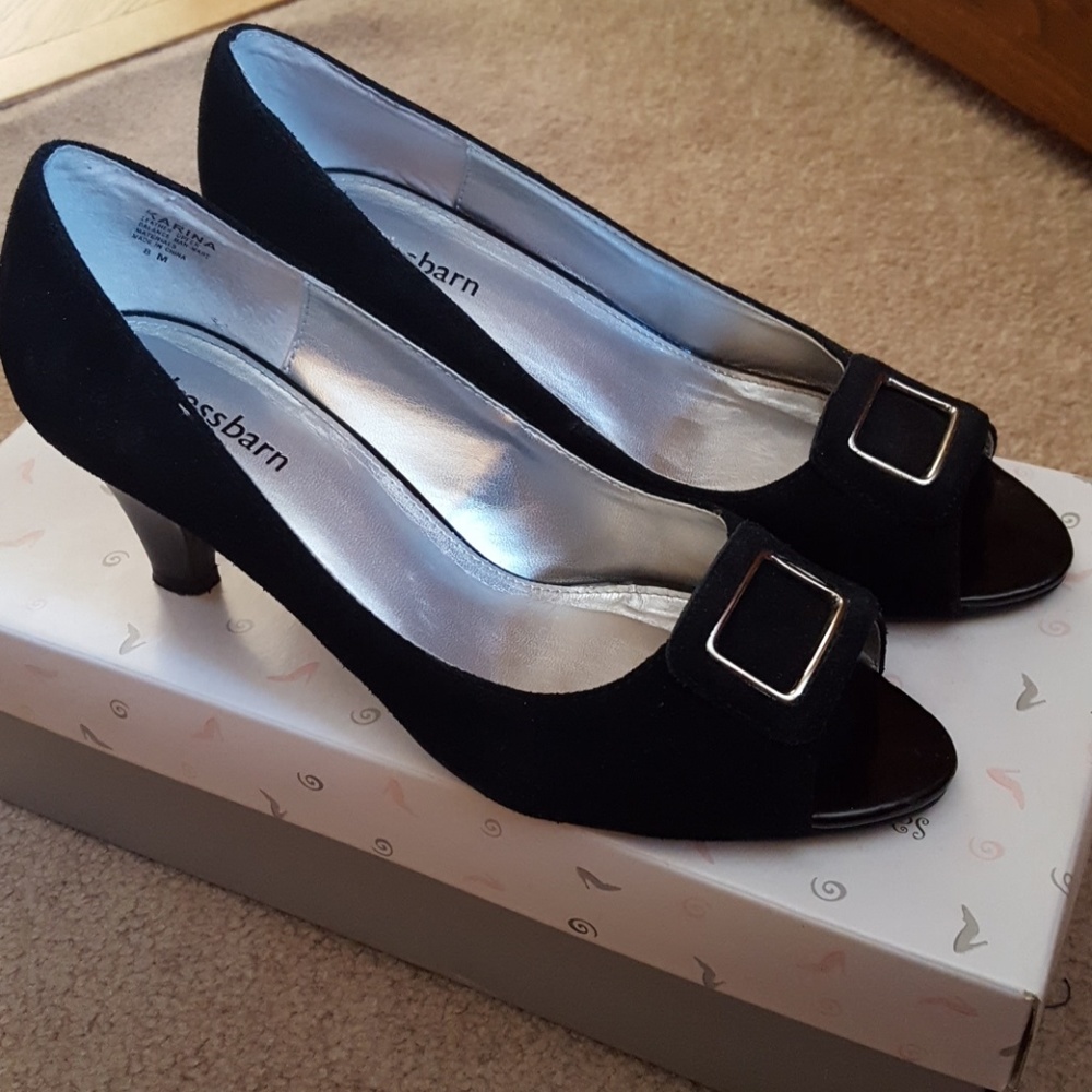 8 M Black Buckle Peep Toe Pumps