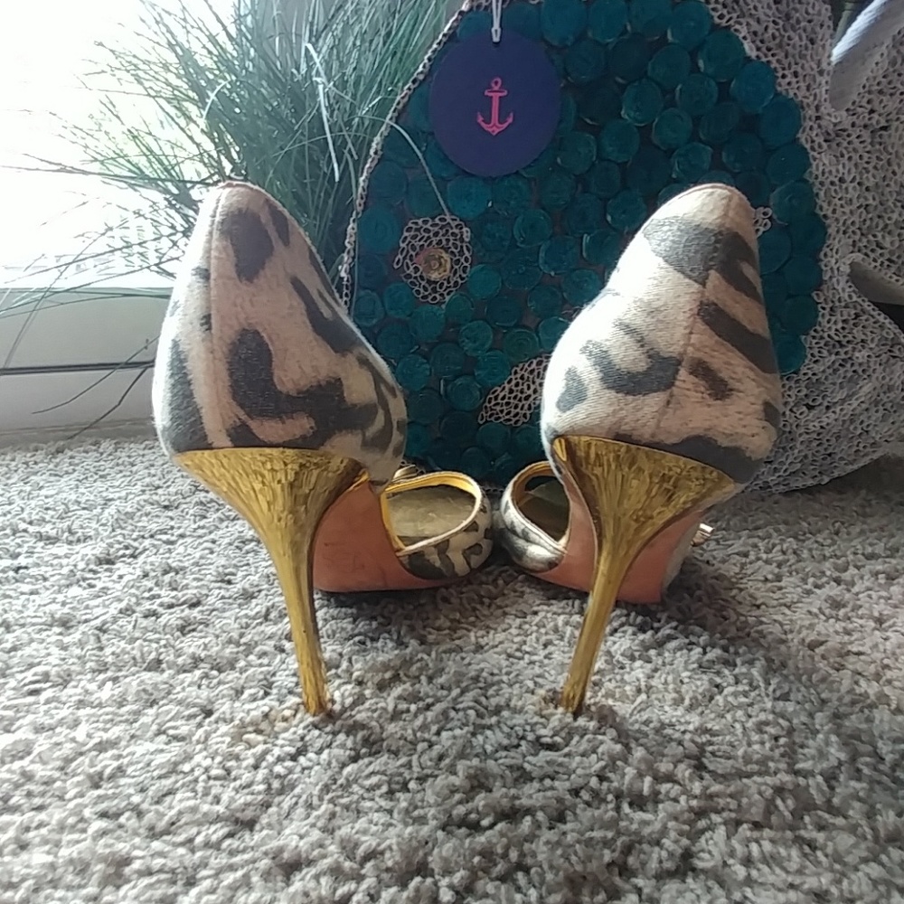 Guess - Picture 3 of 5
