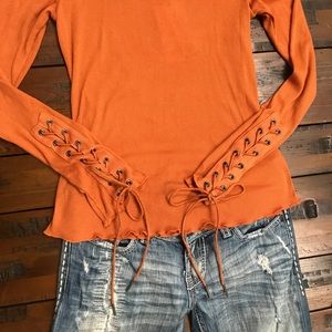 NWT Lace Up Sleeve Top - Size M! 🌻