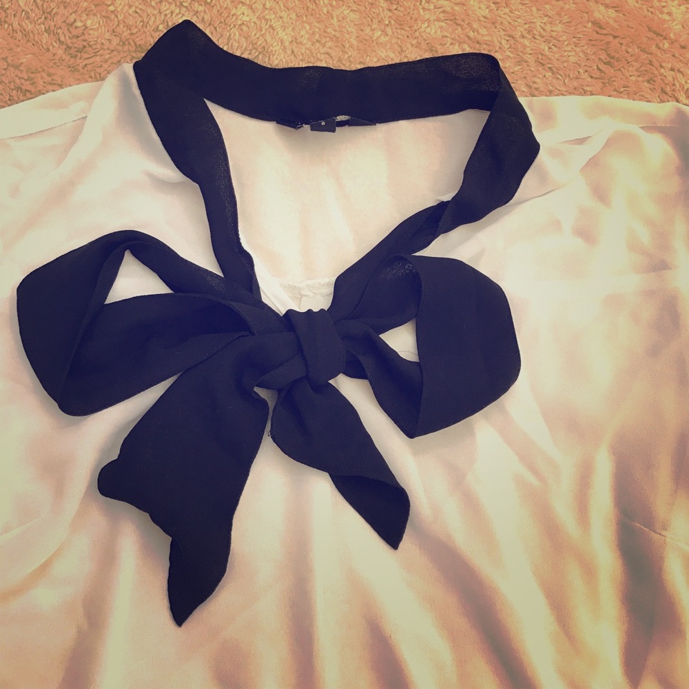 🖤 Black and white blouse