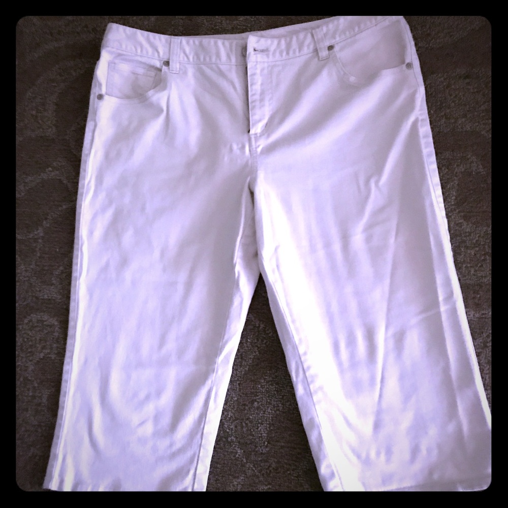 Women's size 20 white wide leg capris NWT