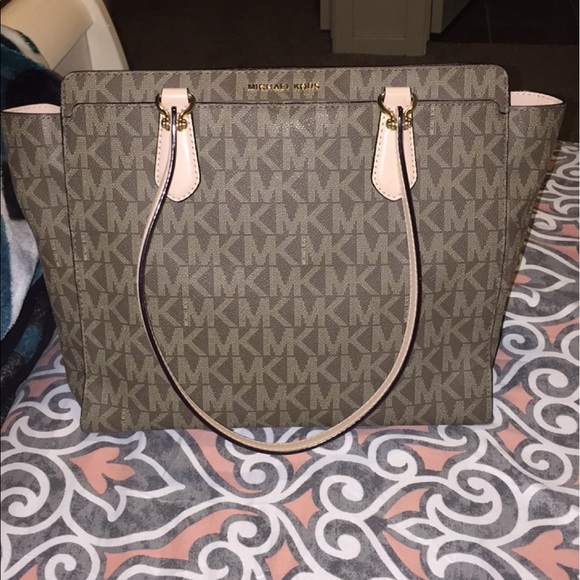 Perfect Michael Kors purse 💞 - Picture 1 of 6