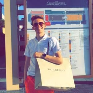 Meet your Posher, Casey