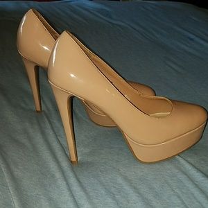 Nude pumps