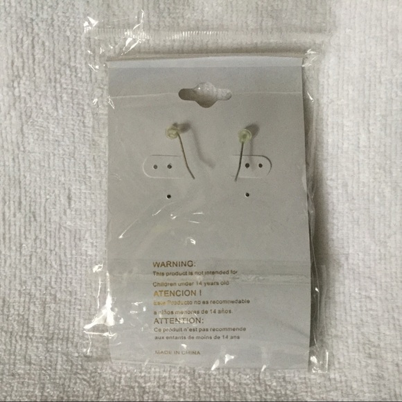 ⬇️ Reduced ⬇️ NWT Stone Cluster Earrings! - Picture 4 of 4