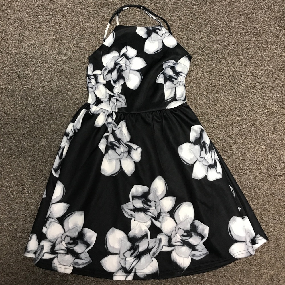Floral cris cross back summer dress!
