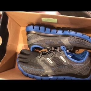 Men's size 10 skele-toes