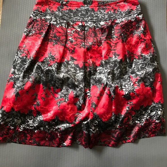 Red and black Paperdoll skirt - Picture 1 of 3