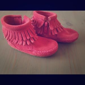 Minnetonka pink suede fringe boots toddler 4