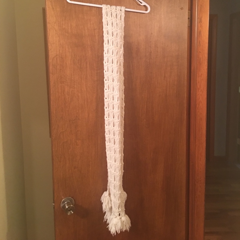 💰ACCEPTING OFFERS💰White knit scarf