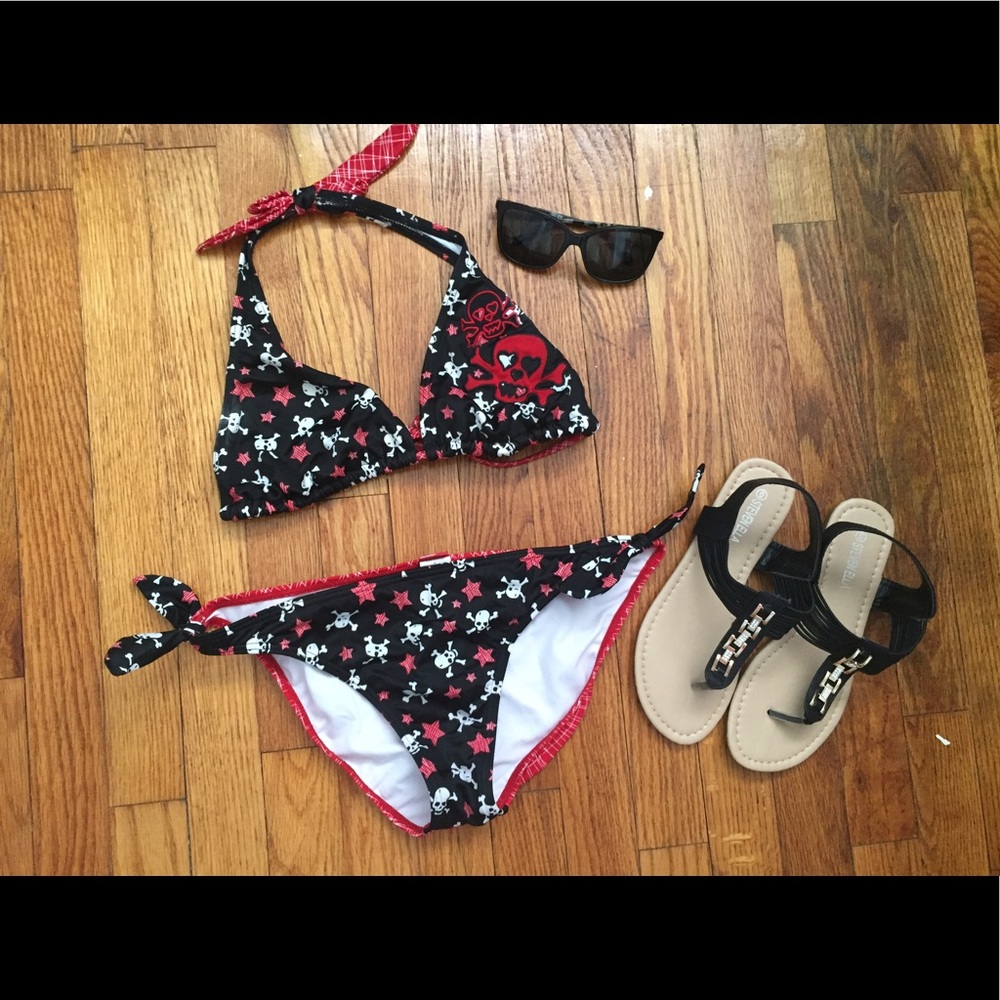 Black and red skull Billabong bikini