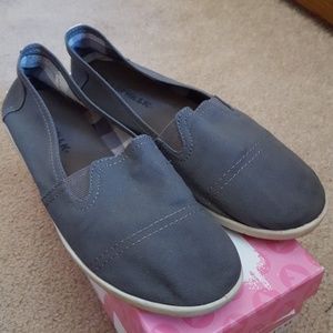 Size 8 - Gray Stretch Slip-Ons