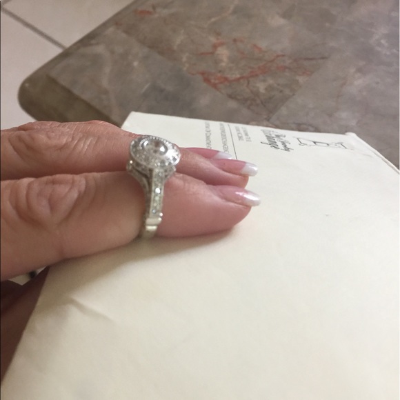 18k white gold bezel mount engagement ring - Picture 2 of 5