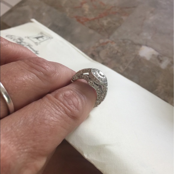 18k white gold bezel mount engagement ring - Picture 3 of 5