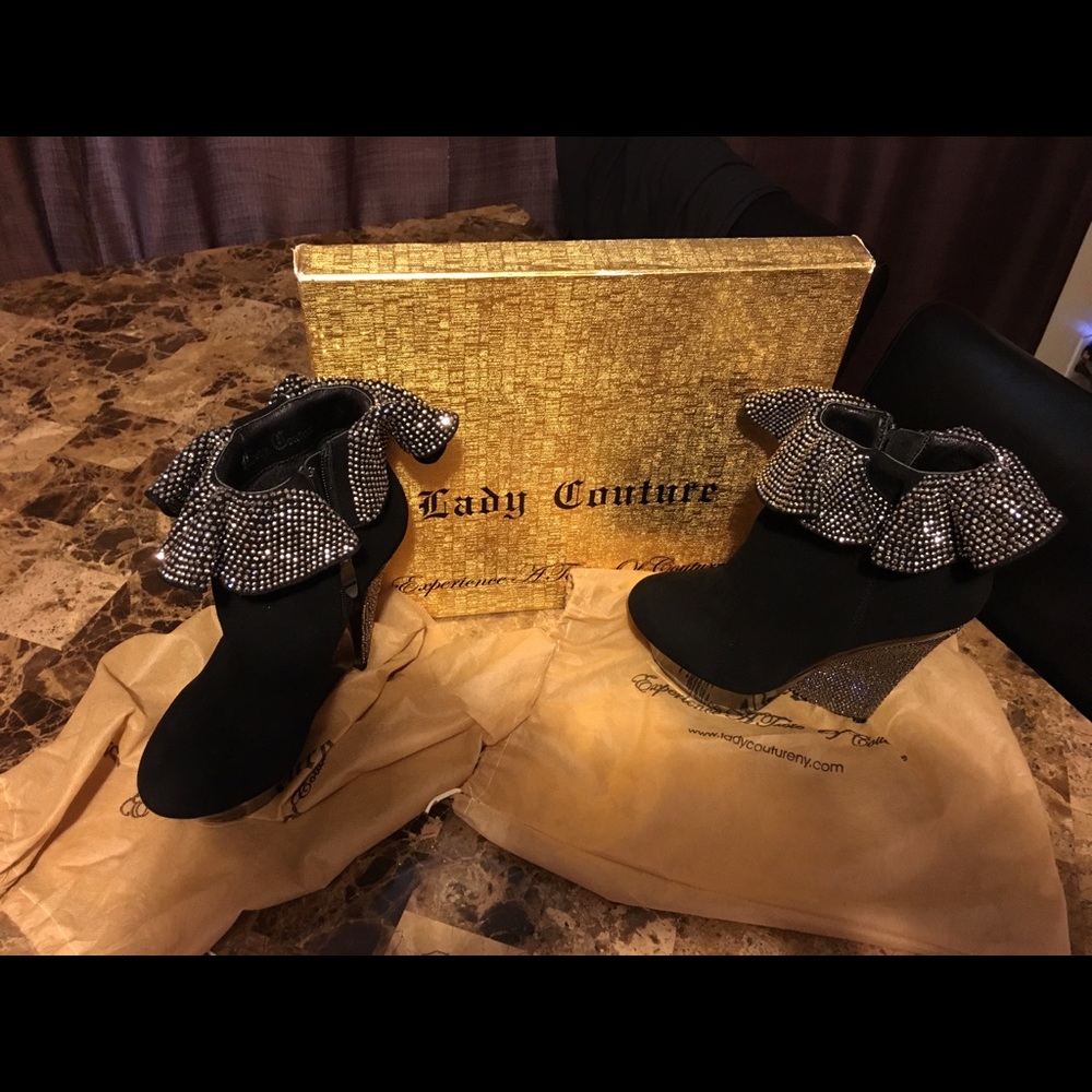 I selling those lady couture Venice shoes