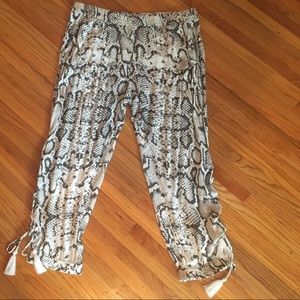 Printed Capri pants with tie up bottoms