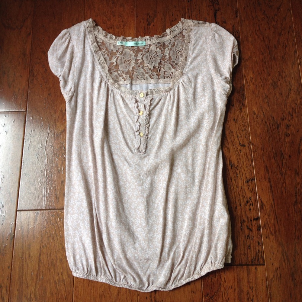 Sale!! Lace neutral short sleeve Maurice's top