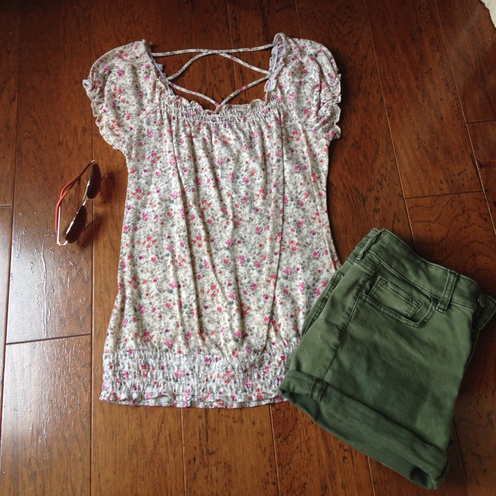 Sale!! Beautiful feminine top with design back