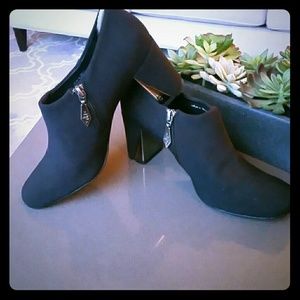 Gorgeous Donald pliner booties worn 2 or 3 times.