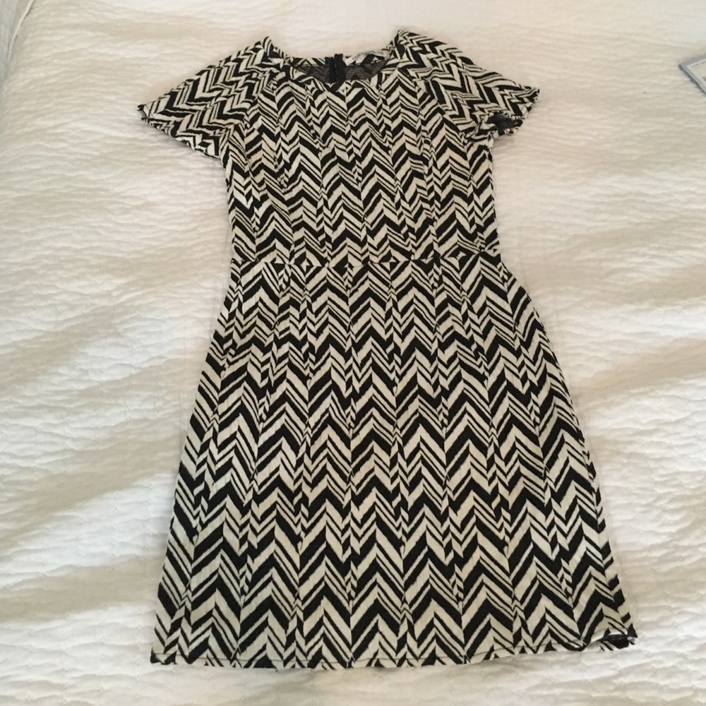 Fitted black and white dress