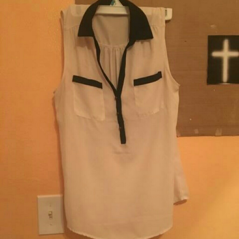 No sleeve causal top