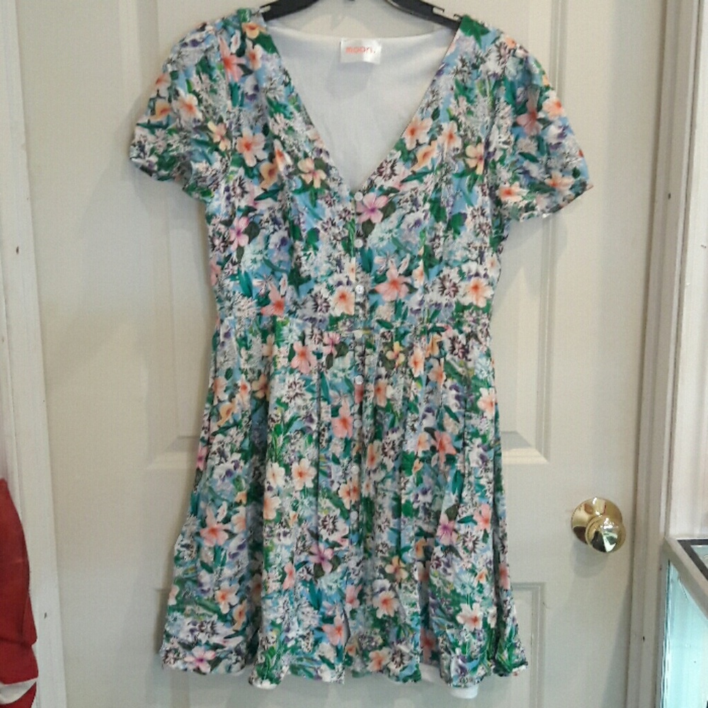 MOON fully lined floral V neck dress sz L