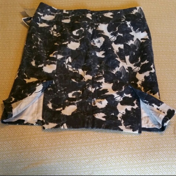 Navy and white floral printed skirt - Picture 2 of 4