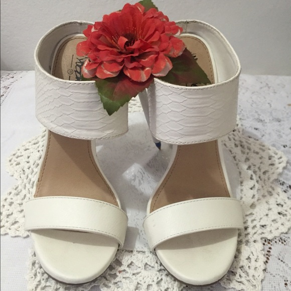 🆑2️⃣for🔟White step-in heels - Picture 2 of 5