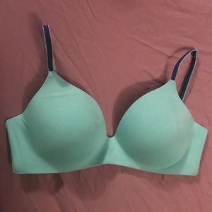 T-shirt wireless Victoria's Secret bra
