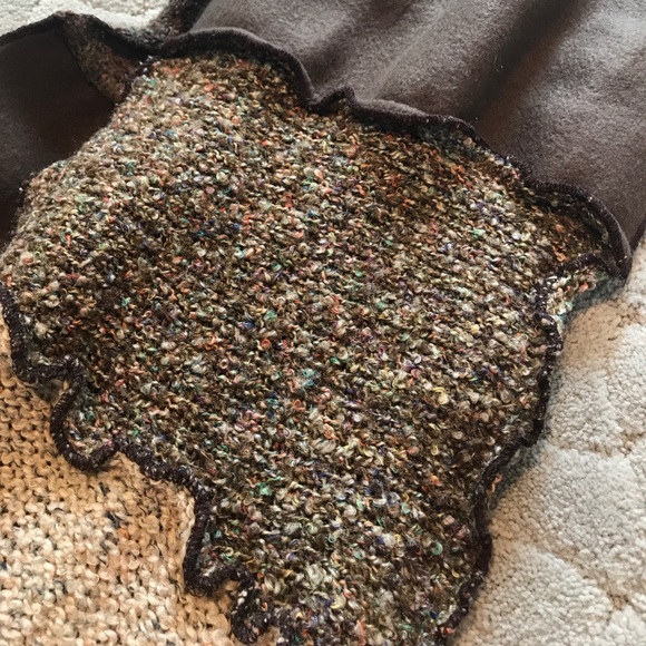 HAND-MADE SCARF W SHELL DETAIL - Picture 2 of 3