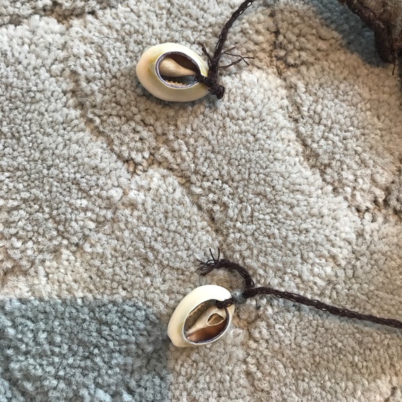 HAND-MADE SCARF W SHELL DETAIL - Picture 3 of 3