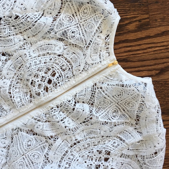 ๐ธLast! "Paula" || White Crochet Gold Zipper Topโ - Picture 7 of 8