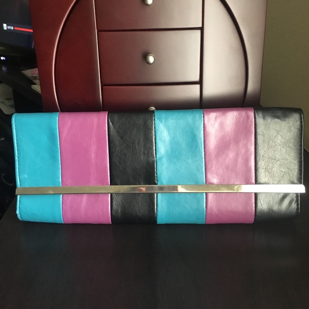 Beautiful clutch 👛 Make me an offer ☺️