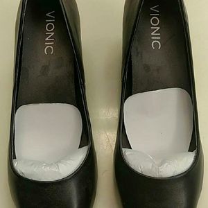 Vionic black wedges.