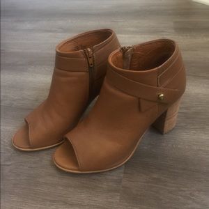 Steve Madden Cognac zip booties