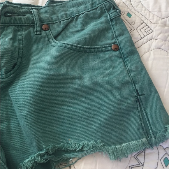 F r e e P e o p l e • Denim cutoff shorts - Picture 2 of 3