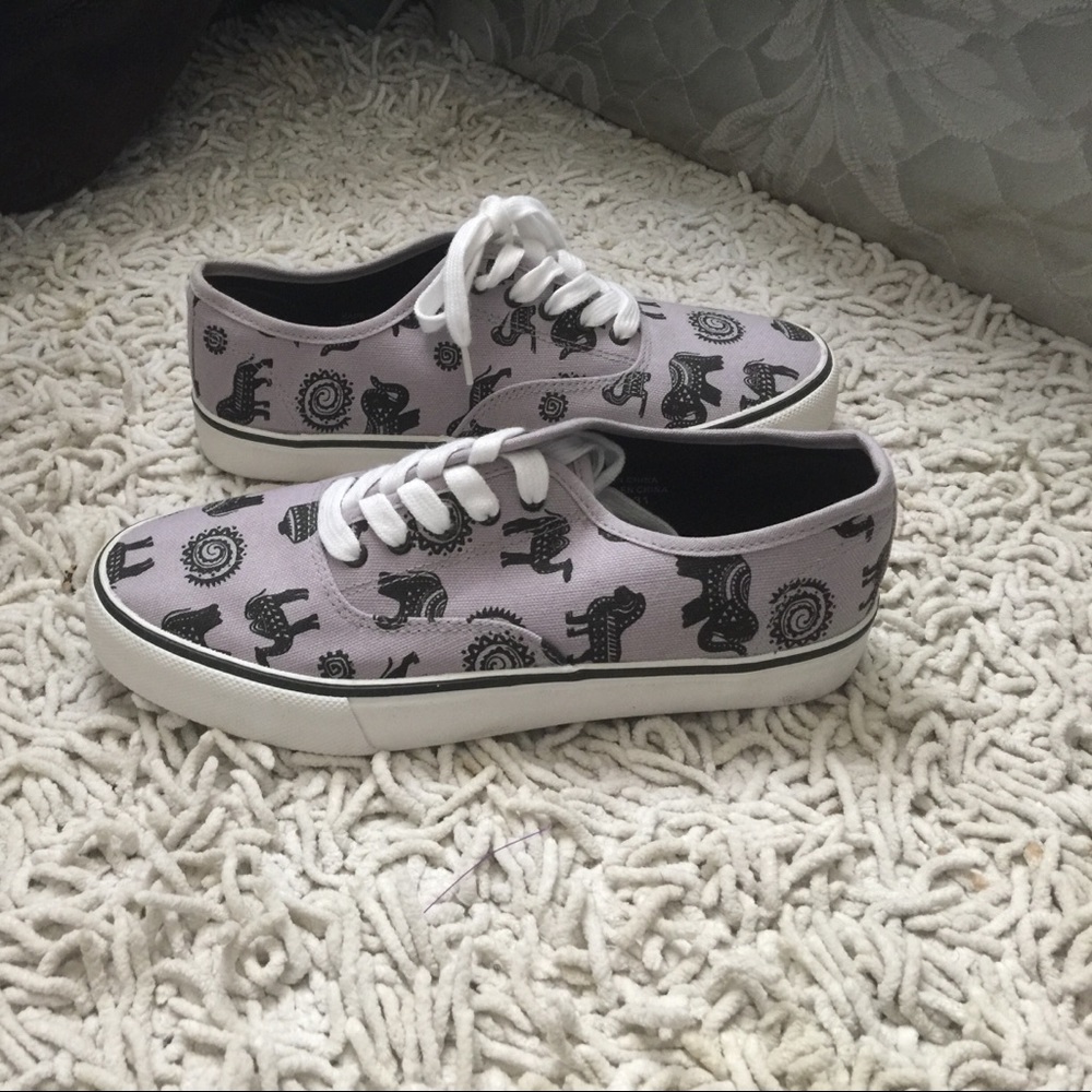 1 HOUR SALE !🔥Forever 21. Elephant print Slip-on