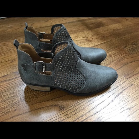 Shoes - Cute Western Distressed Booties