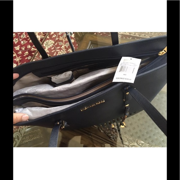 Authentic Michael kors carry all large travel tote - Picture 6 of 8