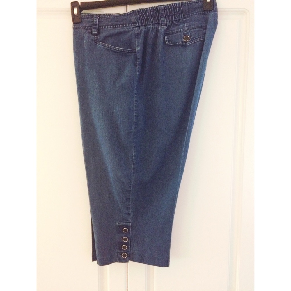 Women's size 20W blue jean capris.