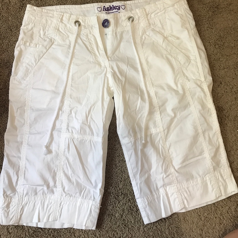 Women's super cute Capris. Size Medium.