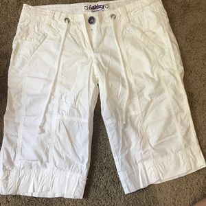 Women's super cute Capris. Size Medium.