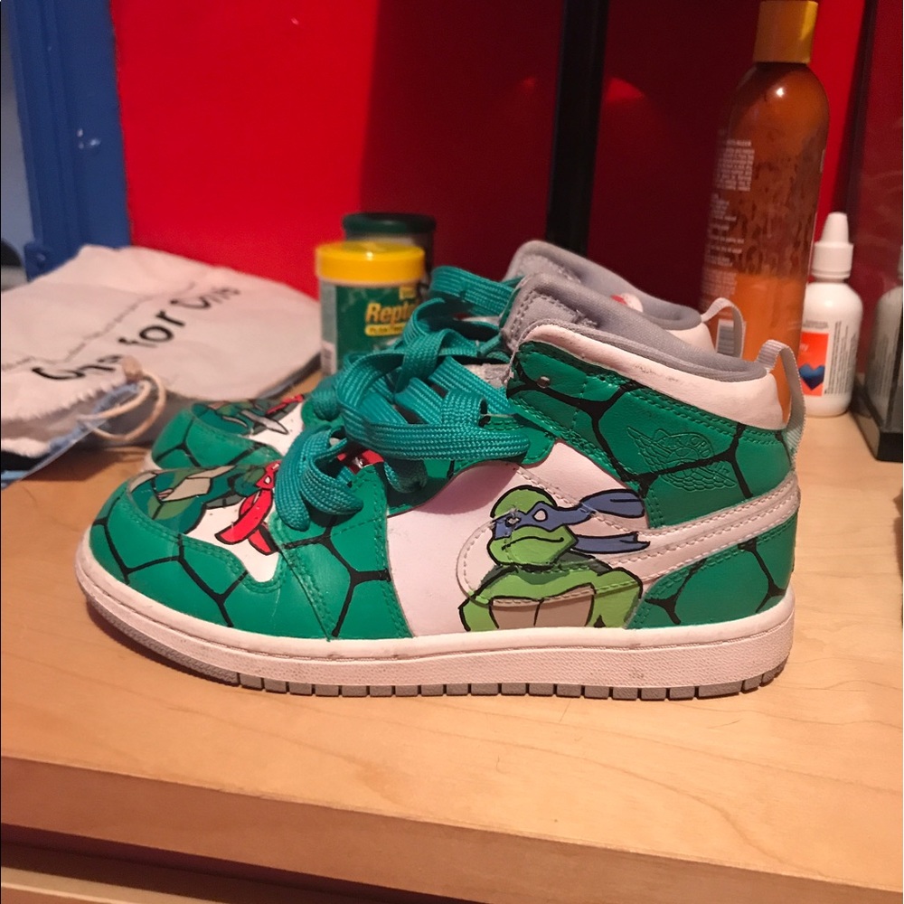 Customized Jordan Retro 1s - Picture 2 of 4